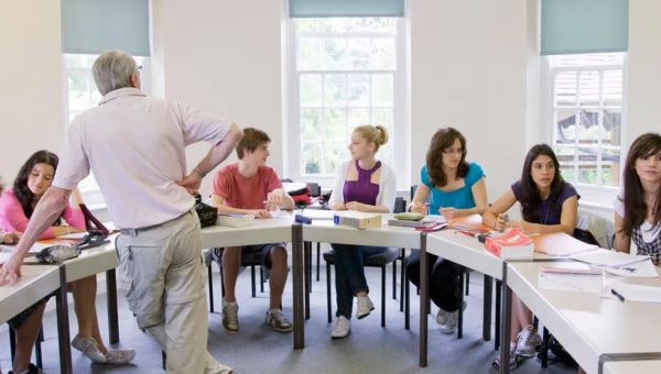 Dil Kursları Karşılaştırması Online vs Yüz Yüze, Hangi Model Kime Uygun? Seviye Atlama Kılavuzu ve Kayıt İpuçları