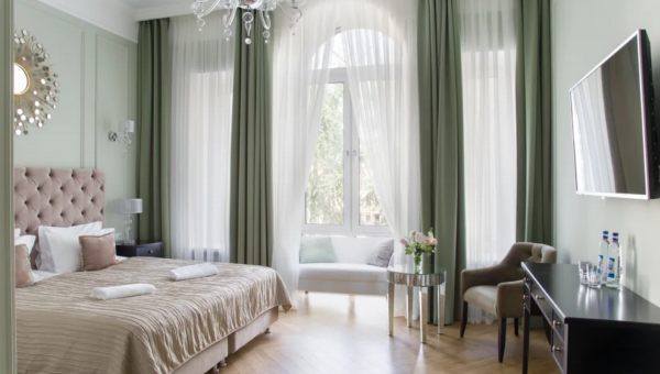 Butik Otel vs Büyük Otel Hangi Durumda Hangisi Daha Mantıklı? Artı–Eksi Kıyas, Bütçe Analizi ve Rezervasyon İpuçları